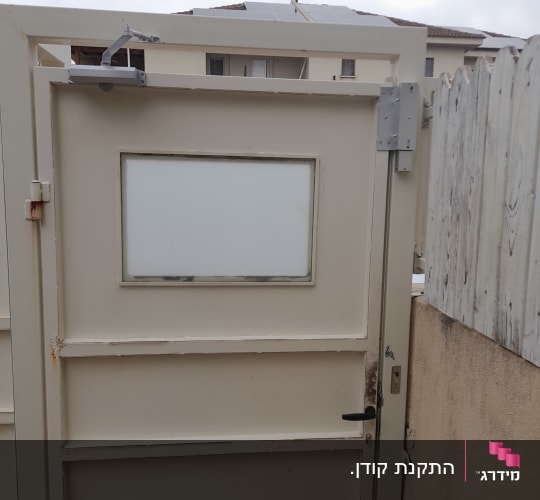 דלת עם מנגנון סגירה אוטומטי